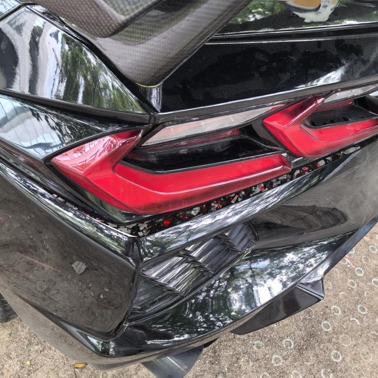 2pcs/Set Forged Gold Foil Carbon Fiber Car Taillight Below Decorative Sticker for Chevrolet Corvette C8 2020-, Left and Right Driver