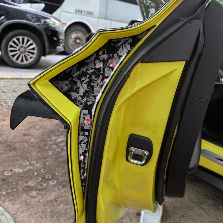 2pcs/Set Forged Gold Foil Carbon Fiber Car Inside Door Decorative Sticker for Chevrolet Corvette C8 2020-, Left and Right Driver